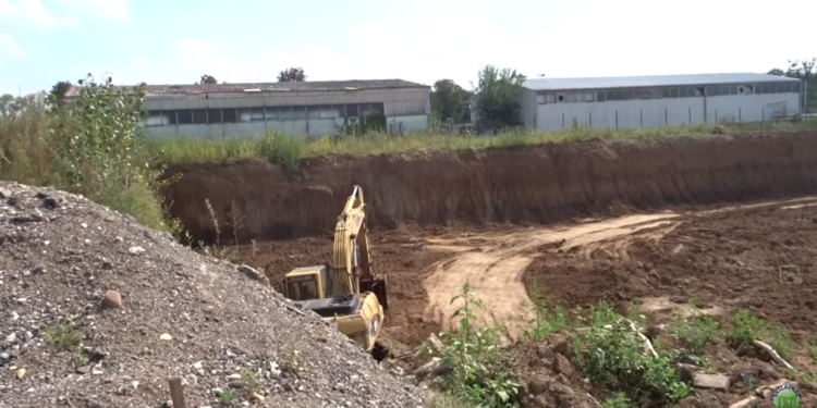 (ВИДЕО) Кратер све већи и уређенији. Нова депонија. Само један човек зна?!